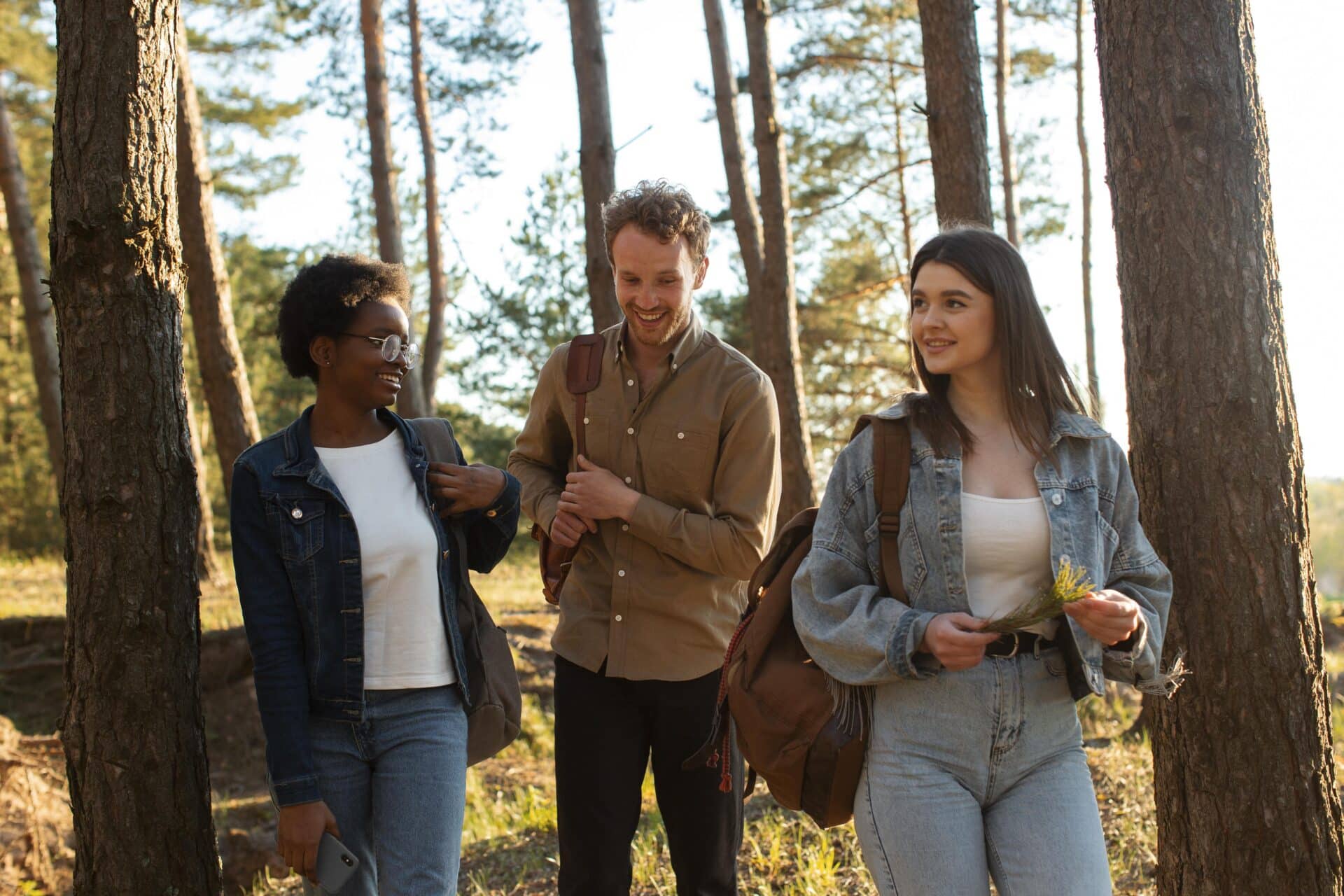 Jongeren wandeling in een bos